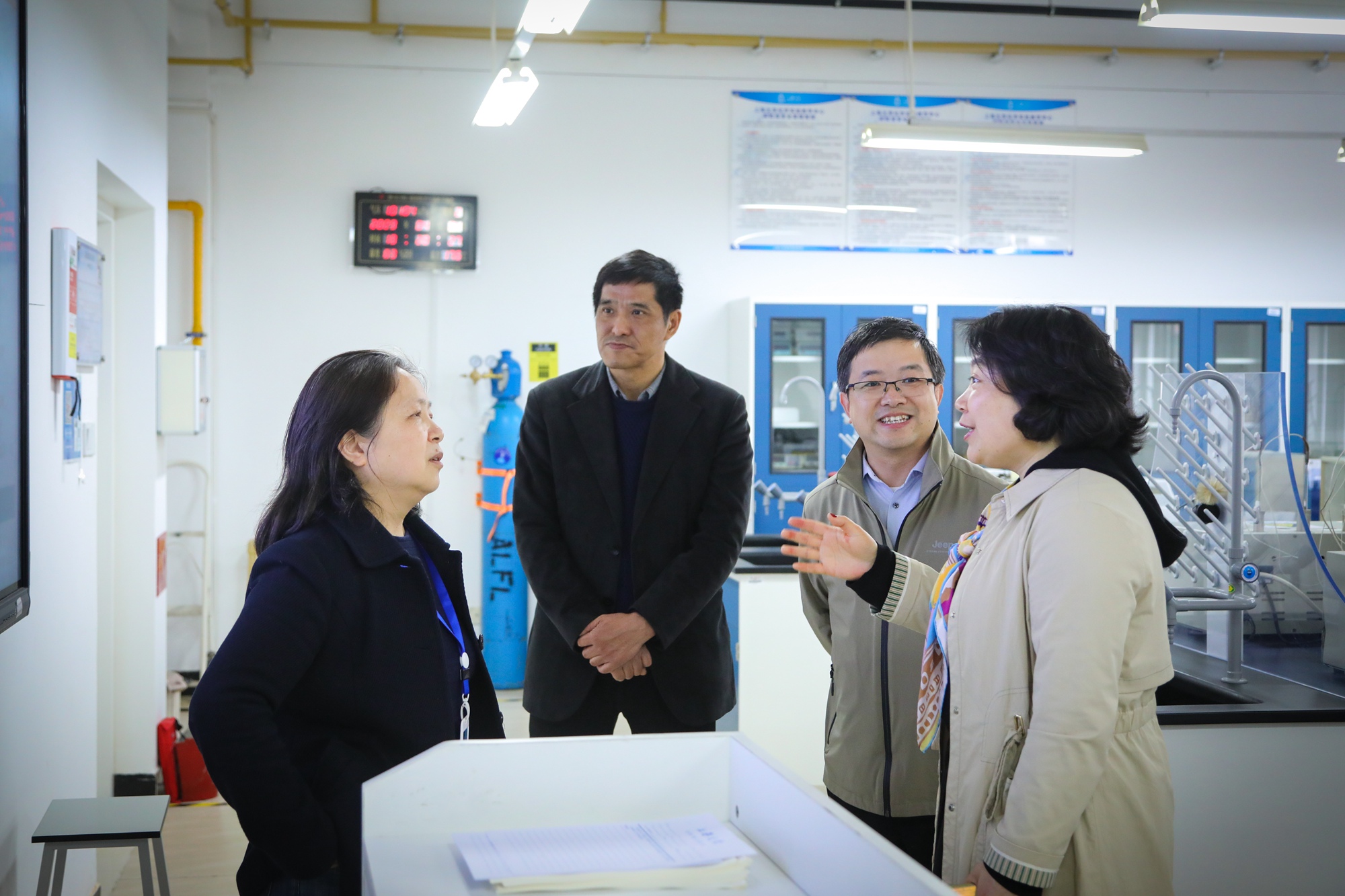 上海第二工业大学老师莅临化学实验教学中心参观交流-上海大学化学教学实验中心