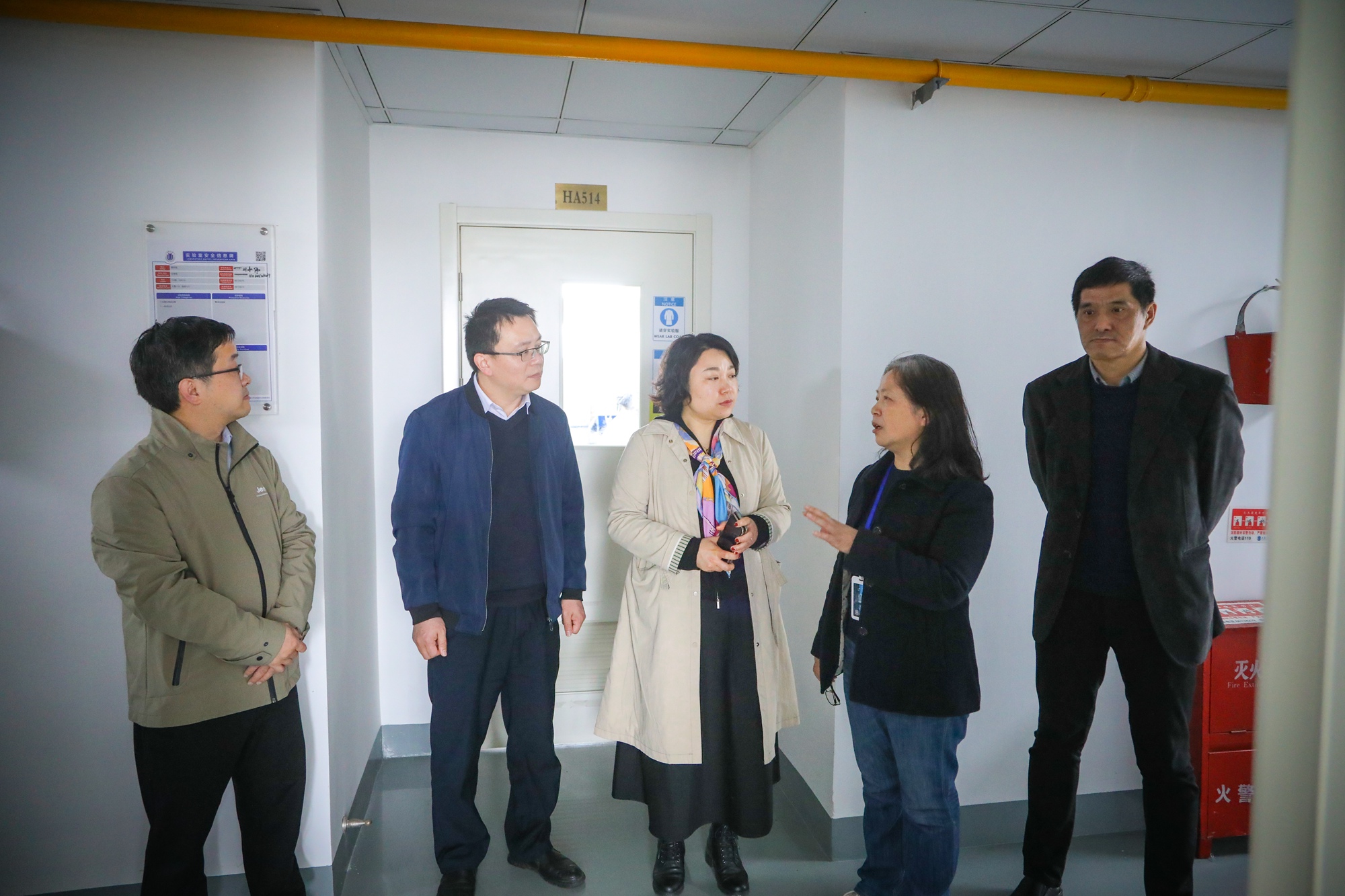 上海第二工业大学老师莅临化学实验教学中心参观交流-上海大学化学教学实验中心